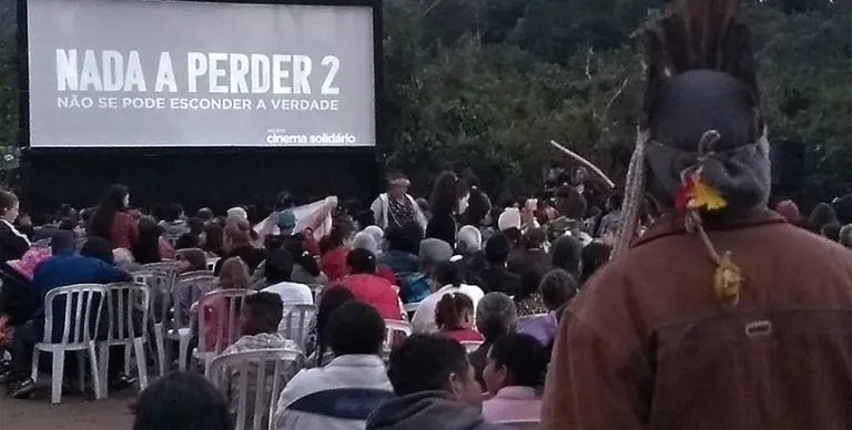 Exibição do filme as comunidades indígenas.