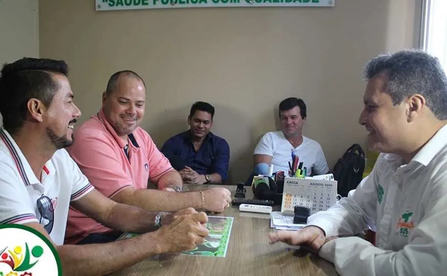 reunido com os médicos.