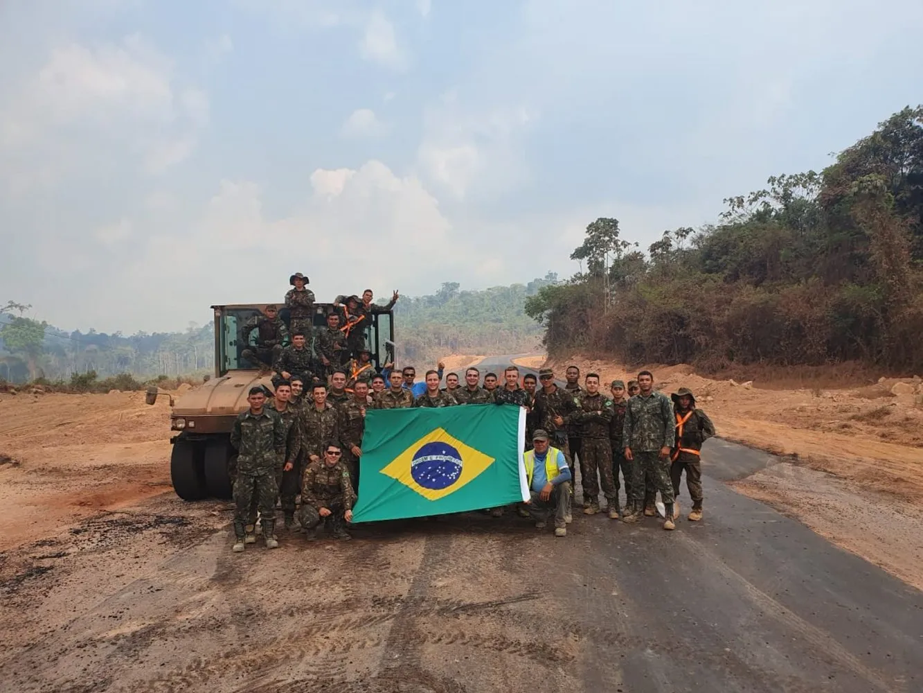 Cerca de 500 militares estão envolvidos nas frentes de trabalhos na BR-163 — Foto: 8ºBEC/Divulgação