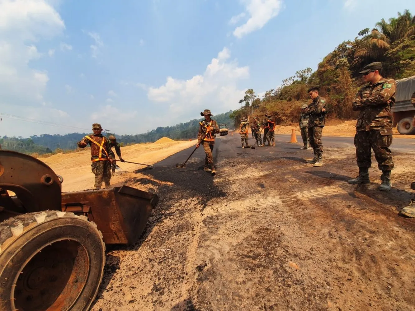 Militares do 8ºBEC durante execução de obra na BR-163 no Pará — Foto: 8ºBEC/Divulgação