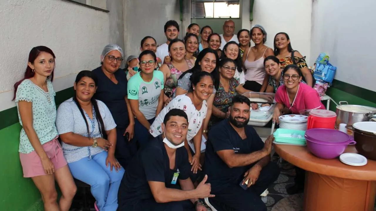 Funcionários realizam chá de bebê para gêmeos.