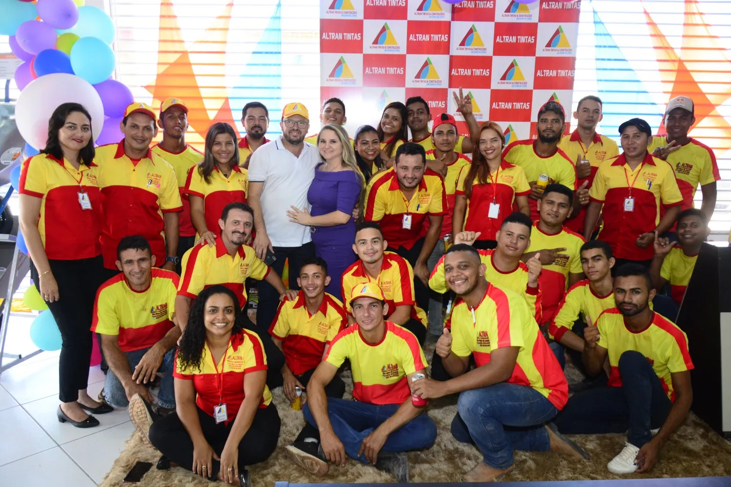 Equipe de colaboradores da Altran Tintas e Construção.