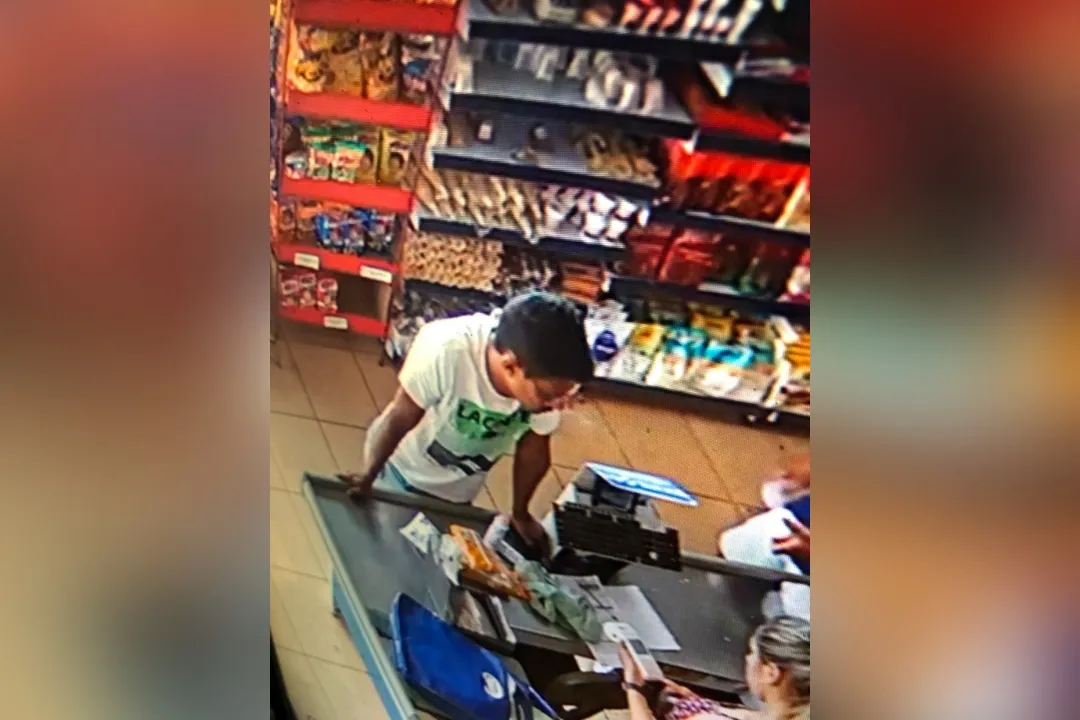Homem furta desodorantes em comércio local.