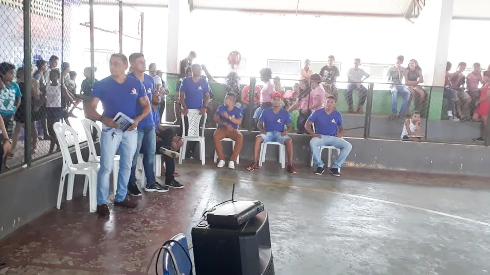 Sargento Nóia e pacientes da Clínica Renascer na escola Magalhães Barata.