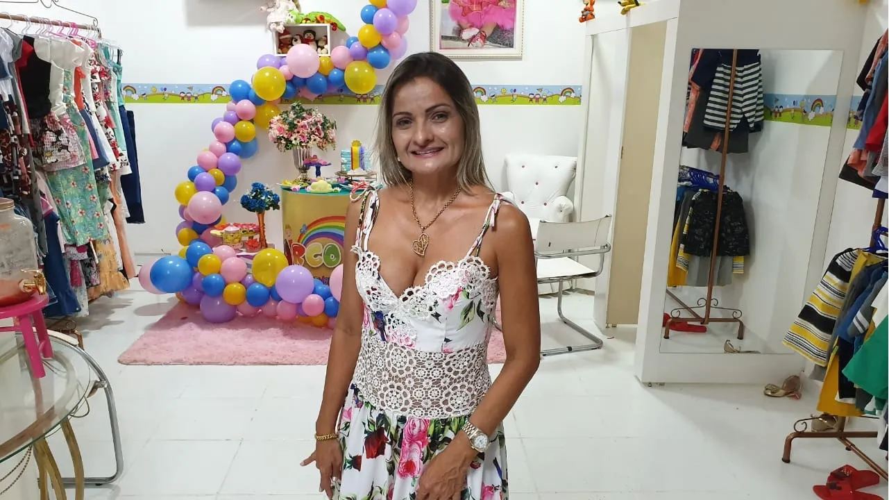 Proprietária Hataynara e colaboradora.