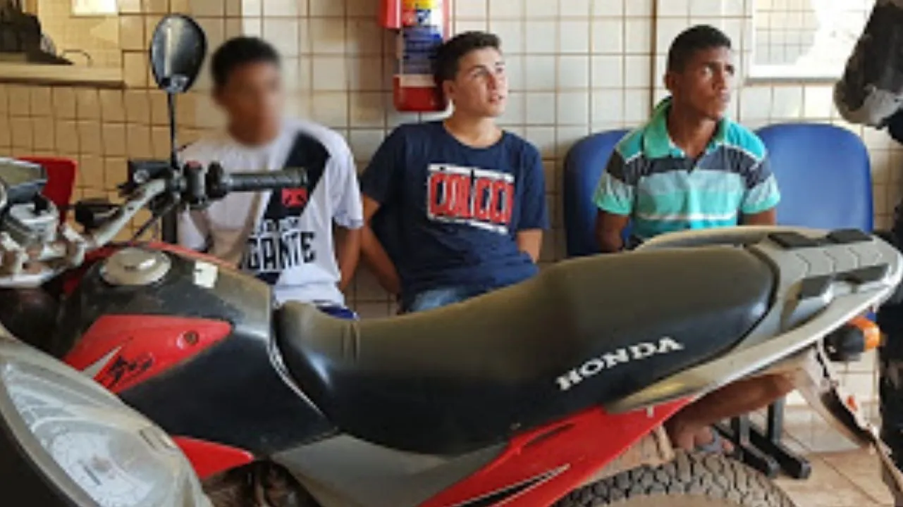 Três das pessoas apreendidas na ação policial.