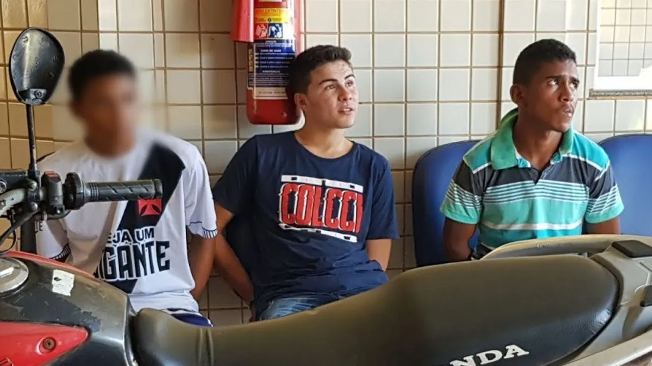 Três das pessoas apreendidas na ação policial.
