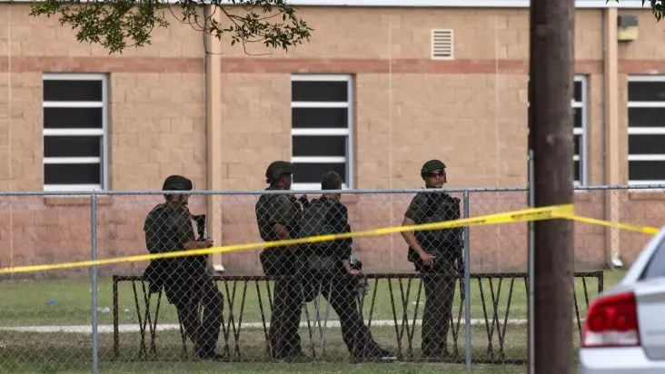 Policiais do Texas fazem o trabalho de investigação após o ataque na Robb Elementary School. (Foto: