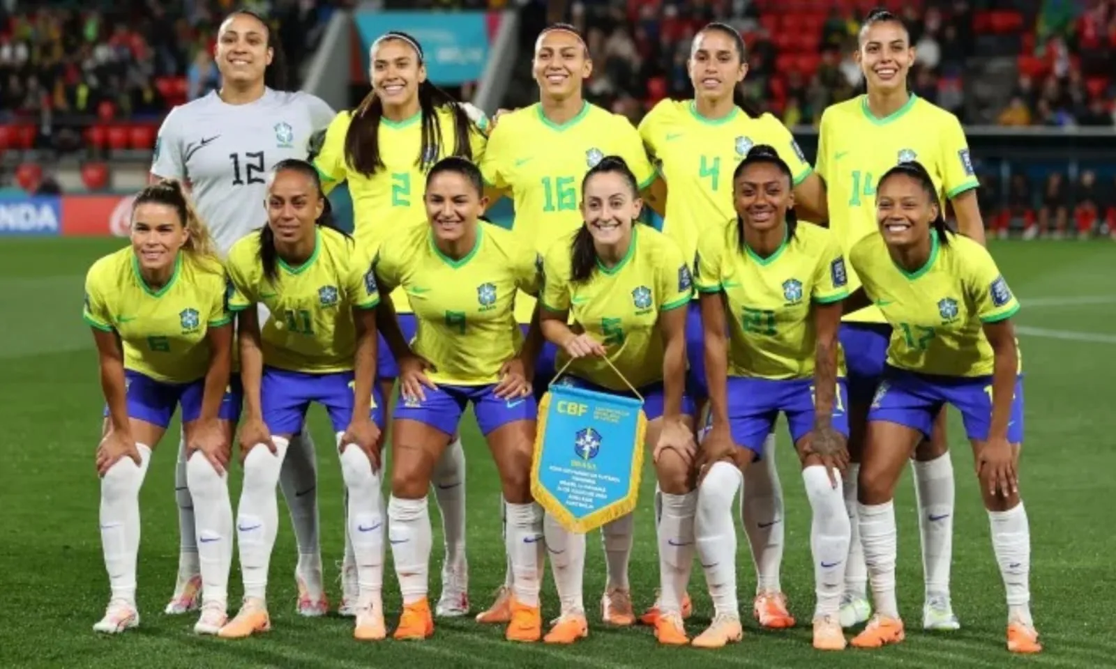Seleção Brasileira posa para a foto oficial antes da estreia na Copa do Mundo Feminina.