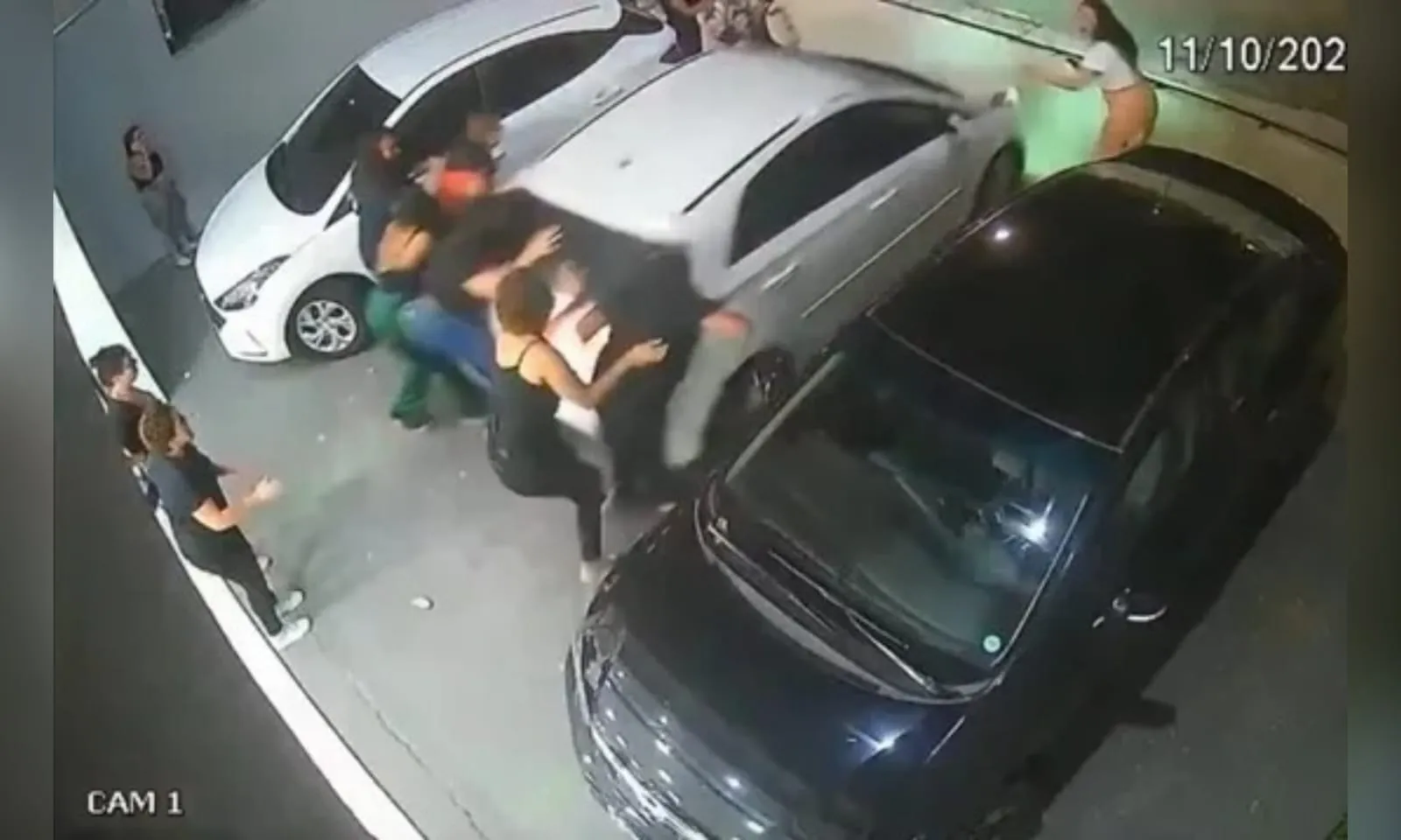 Vídeo: Mulher é presa por atropelar pessoas após briga em salão de beleza, em SP