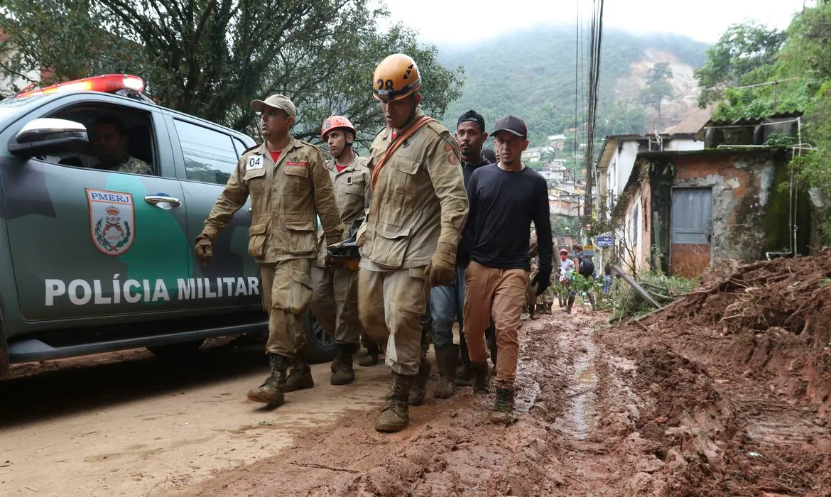 Aumenta para 66 número de mortos por causa da chuva em Petrópolis