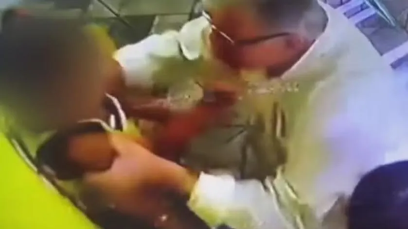 Diretor agride aluno de 4 anos e é flagrado por câmeras de segurança no RJ
