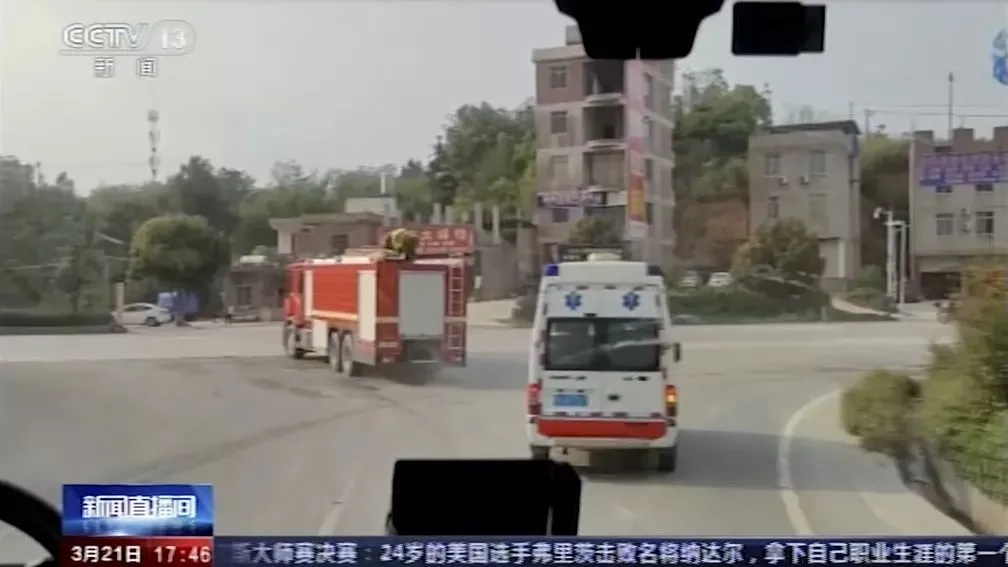 Destroços de uma aeronave registrados na região da queda pela tv estatal chinesa. (Foto: Reprodução/