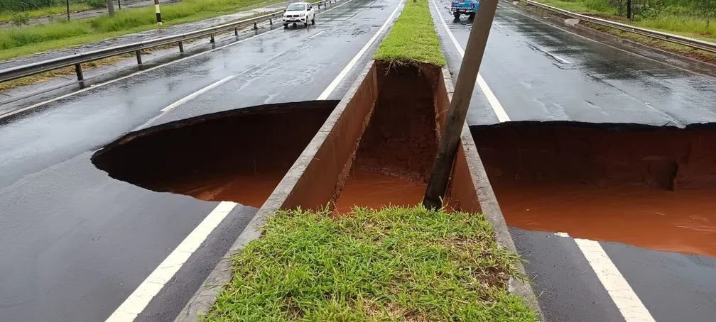 Deslizamento de terra deixa três mortos em Embu das Artes