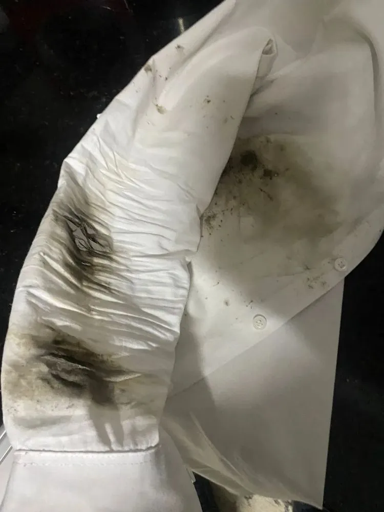 Roupa de jovem ferida.