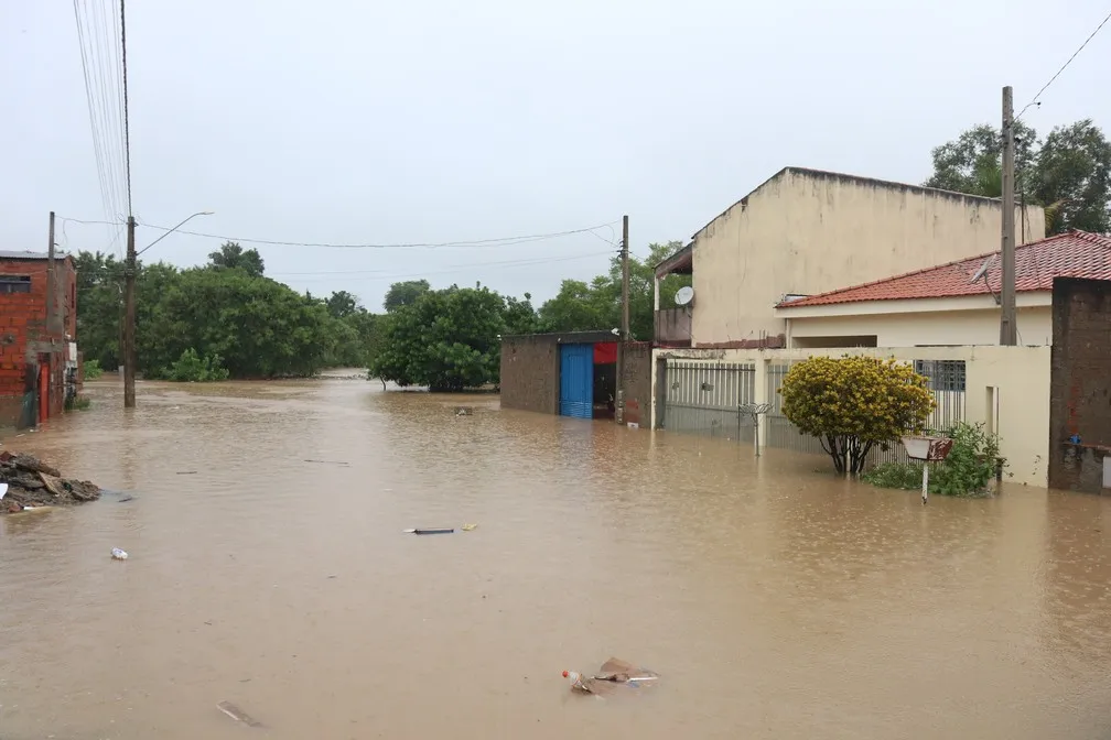 Cratera se abriu em uma das avenidas de Barra Bonita.