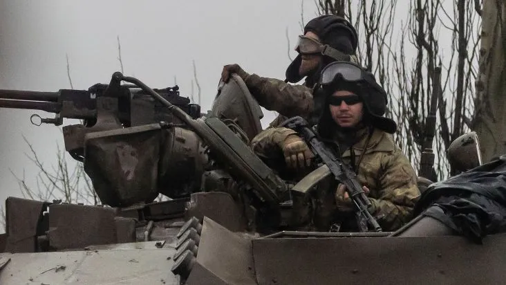Tanques em Mariupol após o presidente da Rússia