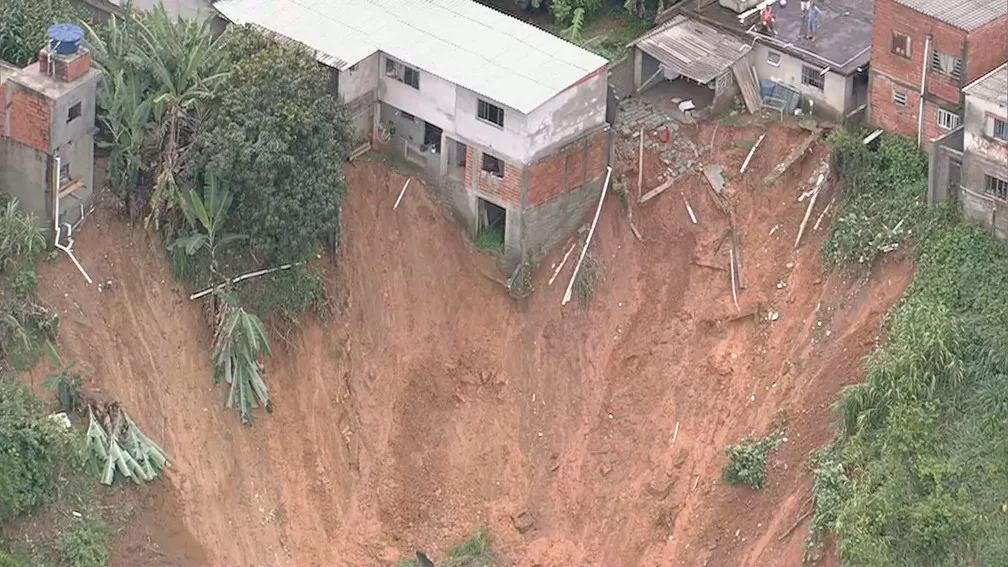 Água invadiu casas no bairro Bosque Água Branca