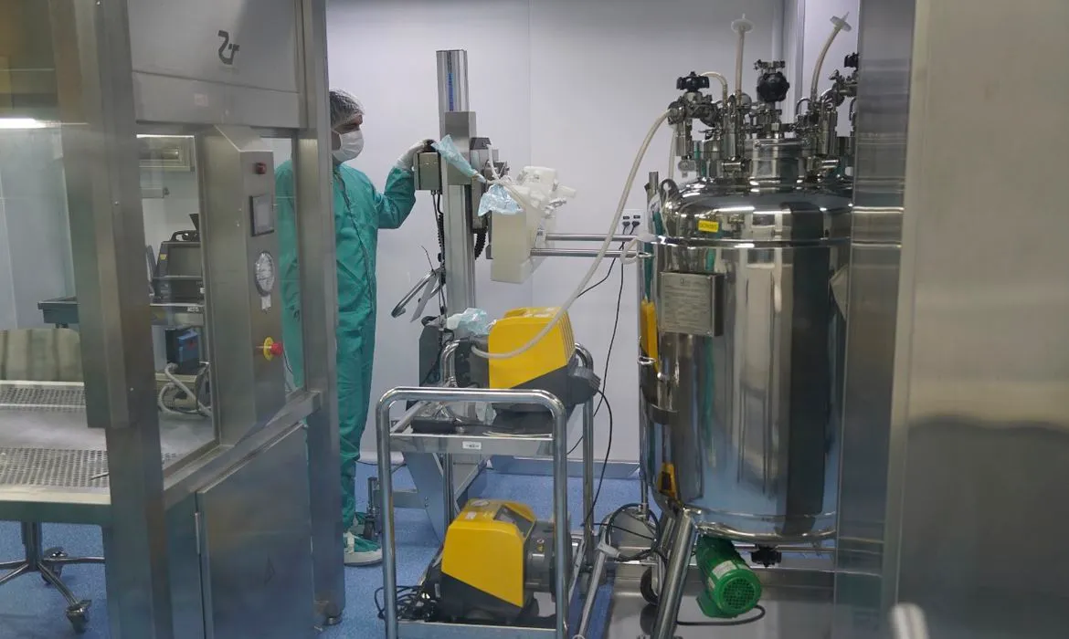 Fiocruz vai produzir primeiro antiviral oral contra covid-19 no Brasil