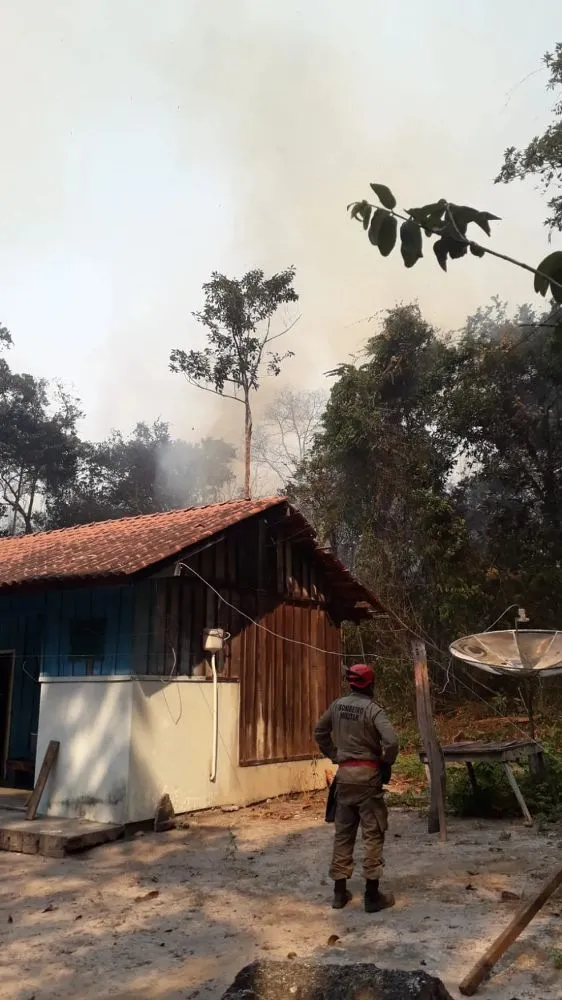 Fogo já chega perto de pousada. Hóspedes tiveram que sair do local. (Foto: Reprodução/Sandro Márcio