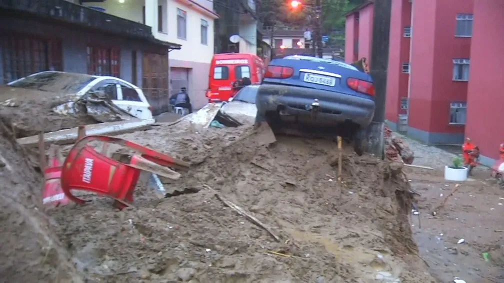 Homem faz busca em escombros no Morro da Oficina