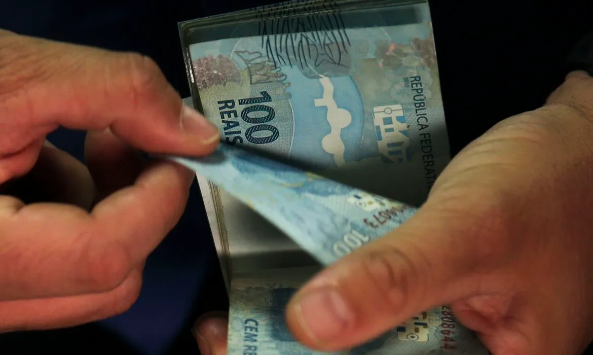 Auxílio Brasil: definido calendário de exigências de saúde e educação