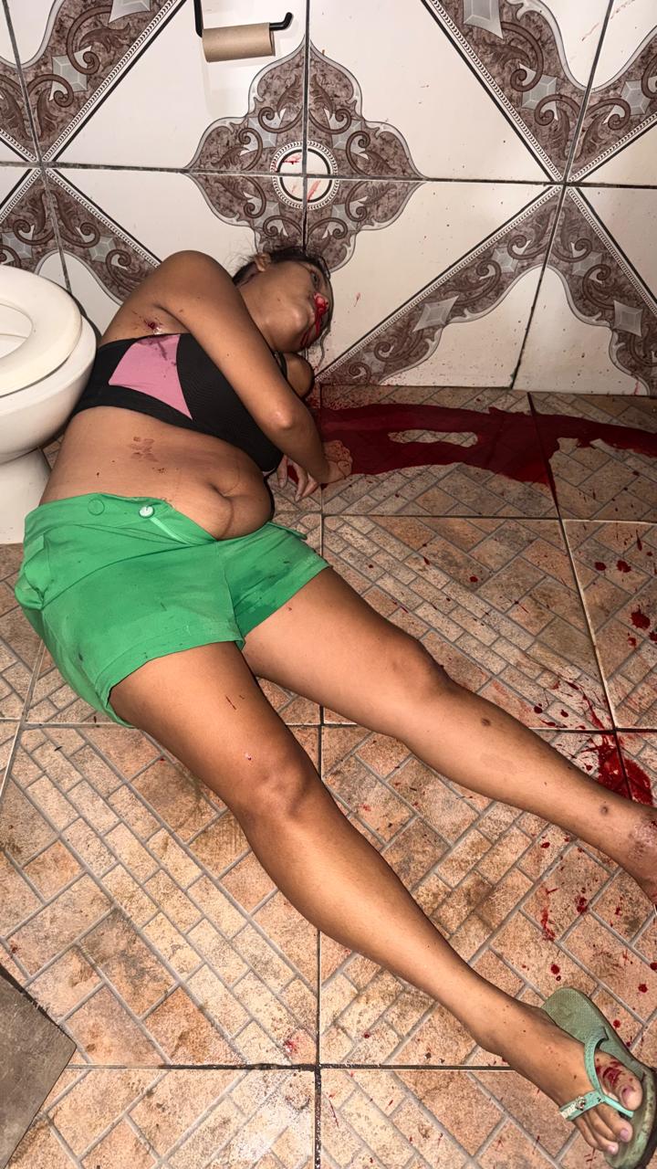 Mulher encontrada morta dentro de um banheiro