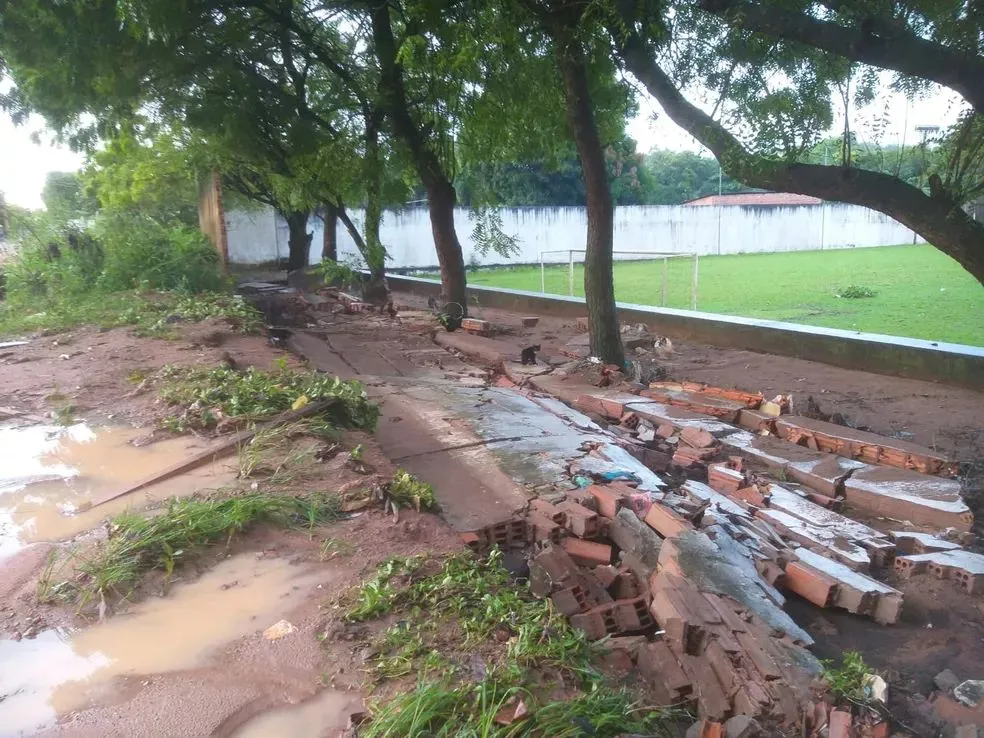 Parte do muro da AABB no bairro Caranazal também desabou.