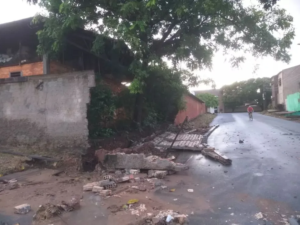 Muro da Seminfra desabou durante as chuvas em Santarém.