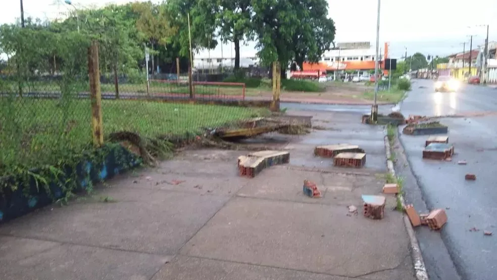 Parte do muro do Parque da Cidade desabou.