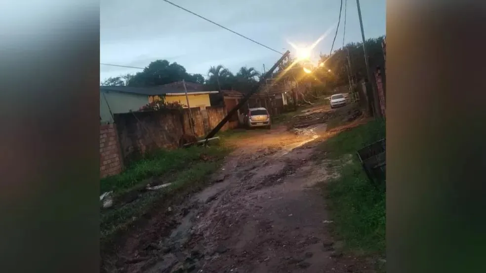 No Beco da Paz a estrutura de um poste ficou comprometida.